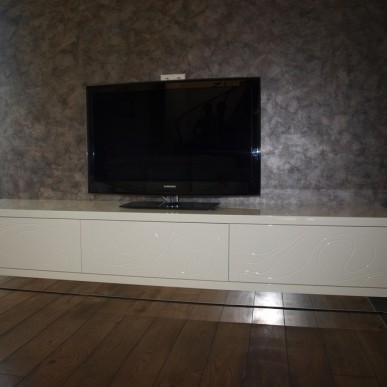 Baltas blizgus TV baldas su reljefiniais 3D raštais
